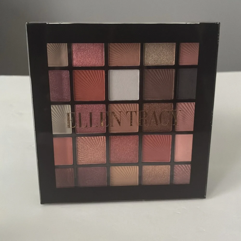 ✨🌿Ellen Tracy Professional Eyeshadow Palette – 25 Bold Shades